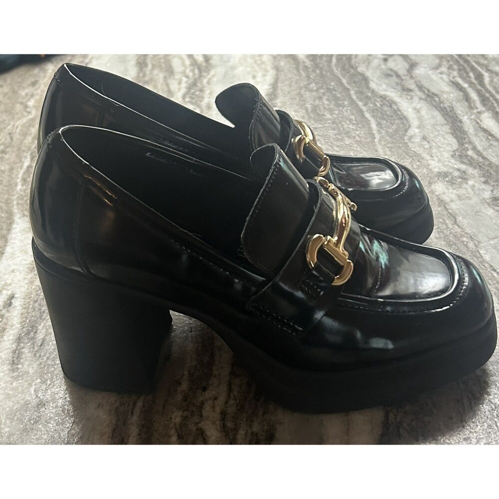 Steve Madden Lazra black platform loafer with gold hardware embellishment size 7